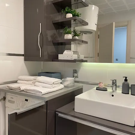 36th Floor - Skyline Corner 320 *