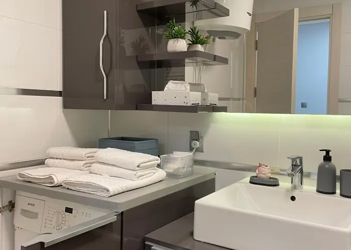 36th Floor - Skyline Corner 320 *