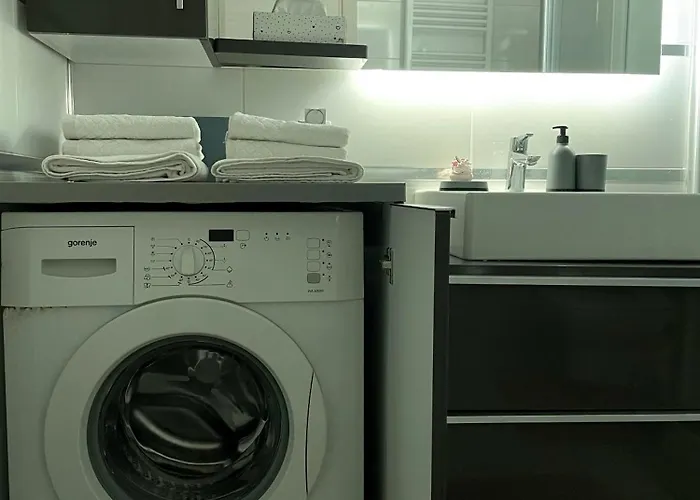 36th Floor - Skyline Corner 320 Apartment