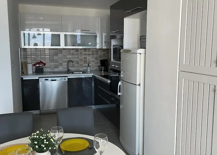 36th Floor - Skyline Corner 320 Apartment *