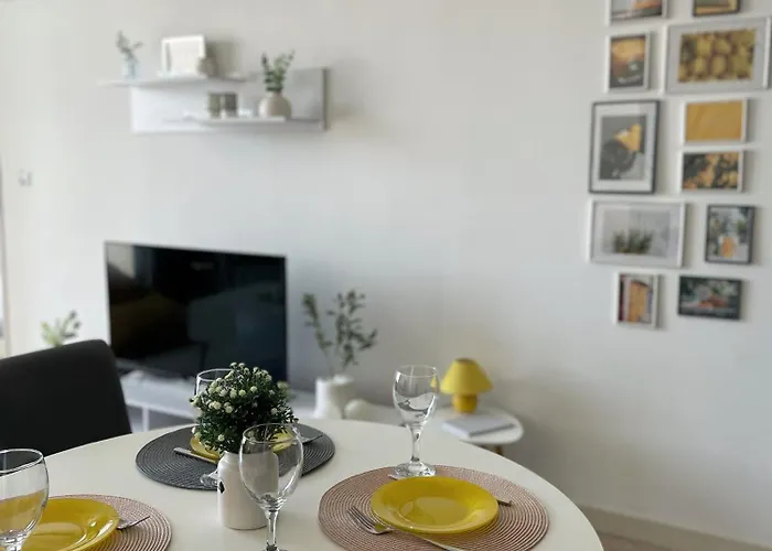 36th Floor - Skyline Corner 320 Apartment